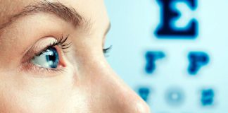 Vitaminlerin Göz Sağlığındaki Rolü Göz sağlığı, günlük yaşamın sürdürülebilmesi ve çevrenin sağlıklı şekilde algılanabilmesi açısından büyük önem taşıyor. Bilgisayar, telefon ve tablet gibi dijital ekranların günlük yaşamda daha fazla yer edinmesiyle birlikte gözlerin korunmasına yönelik alışkanlıklar da daha fazla gündeme geliyor. Görme fonksiyonlarının korunmasında düzenli göz kontrollerinin yanı sıra yaşam tarzı ve beslenme alışkanlıkları da önemli bir yere sahip. Bu noktada Vitaminler, gözlerin normal işlevlerinin sürdürülmesine katkı sağlayan besin öğeleri arasında bulunuyor. Konulu bir haber görseli.