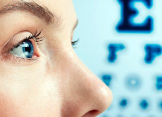 Vitaminlerin Göz Sağlığındaki Rolü Göz sağlığı, günlük yaşamın sürdürülebilmesi ve çevrenin sağlıklı şekilde algılanabilmesi açısından büyük önem taşıyor. Bilgisayar, telefon ve tablet gibi dijital ekranların günlük yaşamda daha fazla yer edinmesiyle birlikte gözlerin korunmasına yönelik alışkanlıklar da daha fazla gündeme geliyor. Görme fonksiyonlarının korunmasında düzenli göz kontrollerinin yanı sıra yaşam tarzı ve beslenme alışkanlıkları da önemli bir yere sahip. Bu noktada Vitaminler, gözlerin normal işlevlerinin sürdürülmesine katkı sağlayan besin öğeleri arasında bulunuyor. Konulu bir haber görseli.