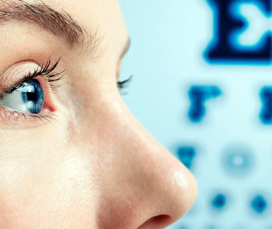 Vitaminlerin Göz Sağlığındaki Rolü Göz sağlığı, günlük yaşamın sürdürülebilmesi ve çevrenin sağlıklı şekilde algılanabilmesi açısından büyük önem taşıyor. Bilgisayar, telefon ve tablet gibi dijital ekranların günlük yaşamda daha fazla yer edinmesiyle birlikte gözlerin korunmasına yönelik alışkanlıklar da daha fazla gündeme geliyor. Görme fonksiyonlarının korunmasında düzenli göz kontrollerinin yanı sıra yaşam tarzı ve beslenme alışkanlıkları da önemli bir yere sahip. Bu noktada Vitaminler, gözlerin normal işlevlerinin sürdürülmesine katkı sağlayan besin öğeleri arasında bulunuyor. Konulu bir haber görseli.