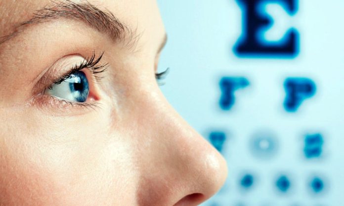 Vitaminlerin Göz Sağlığındaki Rolü Göz sağlığı, günlük yaşamın sürdürülebilmesi ve çevrenin sağlıklı şekilde algılanabilmesi açısından büyük önem taşıyor. Bilgisayar, telefon ve tablet gibi dijital ekranların günlük yaşamda daha fazla yer edinmesiyle birlikte gözlerin korunmasına yönelik alışkanlıklar da daha fazla gündeme geliyor. Görme fonksiyonlarının korunmasında düzenli göz kontrollerinin yanı sıra yaşam tarzı ve beslenme alışkanlıkları da önemli bir yere sahip. Bu noktada Vitaminler, gözlerin normal işlevlerinin sürdürülmesine katkı sağlayan besin öğeleri arasında bulunuyor. Konulu bir haber görseli.