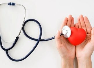 Vitaminlerin Kalp Sağlığına Katkısı Kalp ve damar sağlığı, genel yaşam kalitesinin korunmasında önemli bir yere sahip olurken beslenme alışkanlıkları da bu süreçte dikkat çeken faktörler arasında bulunuyor. Vücudun ihtiyaç duyduğu vitaminlerin yeterli miktarda alınması, birçok biyolojik sistemin normal şekilde çalışmasına katkı sağlayabiliyor. Bu nedenle Vitaminler, kalp sağlığı açısından da beslenme düzeninin önemli parçalarından biri olarak değerlendiriliyor. Konulu bir haber görseli.