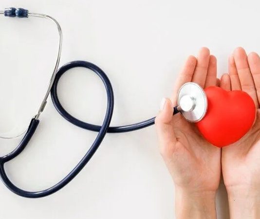 Vitaminlerin Kalp Sağlığına Katkısı Kalp ve damar sağlığı, genel yaşam kalitesinin korunmasında önemli bir yere sahip olurken beslenme alışkanlıkları da bu süreçte dikkat çeken faktörler arasında bulunuyor. Vücudun ihtiyaç duyduğu vitaminlerin yeterli miktarda alınması, birçok biyolojik sistemin normal şekilde çalışmasına katkı sağlayabiliyor. Bu nedenle Vitaminler, kalp sağlığı açısından da beslenme düzeninin önemli parçalarından biri olarak değerlendiriliyor. Konulu bir haber görseli.