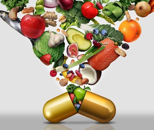 Vitamin Takviyelerinde Kalite Kriterleri Vitamin ve mineral takviyelerine yönelik ilginin artması, piyasadaki ürün çeşitliliğinin de genişlemesine neden oluyor. Eczanelerde, marketlerde ve internet üzerinden satış kanallarında farklı içeriklere, dozlara ve formlara sahip çok sayıda ürün tüketicilerin karşısına çıkıyor. Ancak ürün sayısının artması, her takviyenin aynı kalite ve güvenilirlik seviyesine sahip olduğu anlamına gelmiyor. Uzmanlar, vitamin takviyesi seçerken yalnızca fiyat veya marka bilinirliğinin değil, ürünün içeriği ve üretim sürecinin de dikkate alınması gerektiğini belirtiyor. Konulu bir haber görseli.